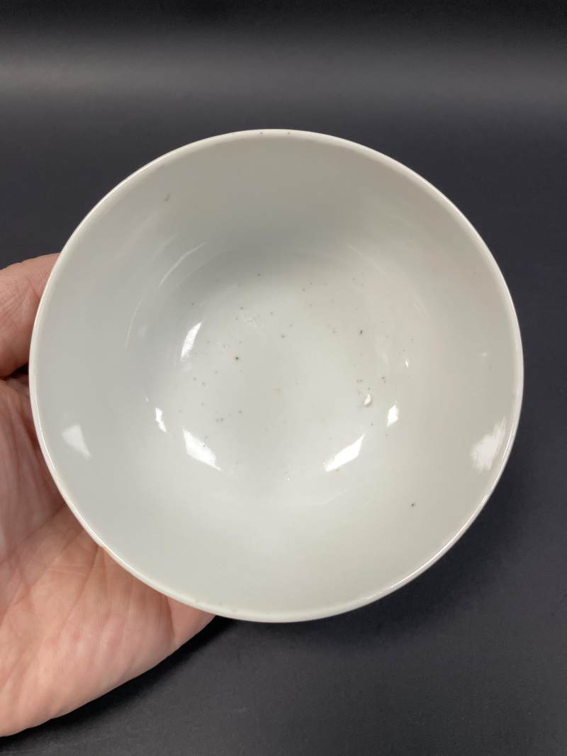 清光绪 珊瑚红地开光黄地洋彩花卉纹碗 - 图8