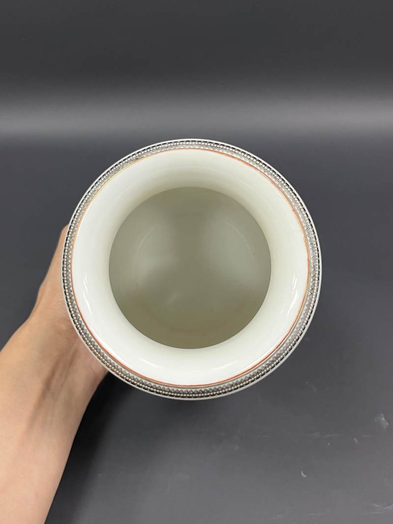民国 周湘甫风格矾红墨彩罗汉图灯笼瓶一对 - 图7
