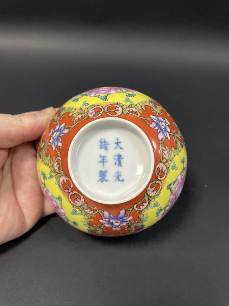 清光绪 珊瑚红地开光黄地洋彩花卉纹碗 - 图9