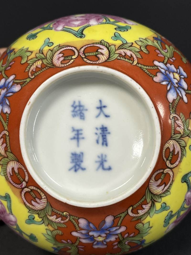 清光绪 珊瑚红地开光黄地洋彩花卉纹碗 - 图10