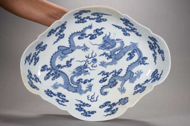 清道光 青花云龙纹海棠形大供盘 - 图2