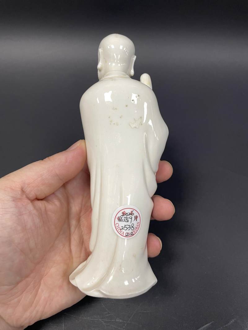 清早期 德化窑白釉持卷观音像、罗汉像各一尊 - 图4