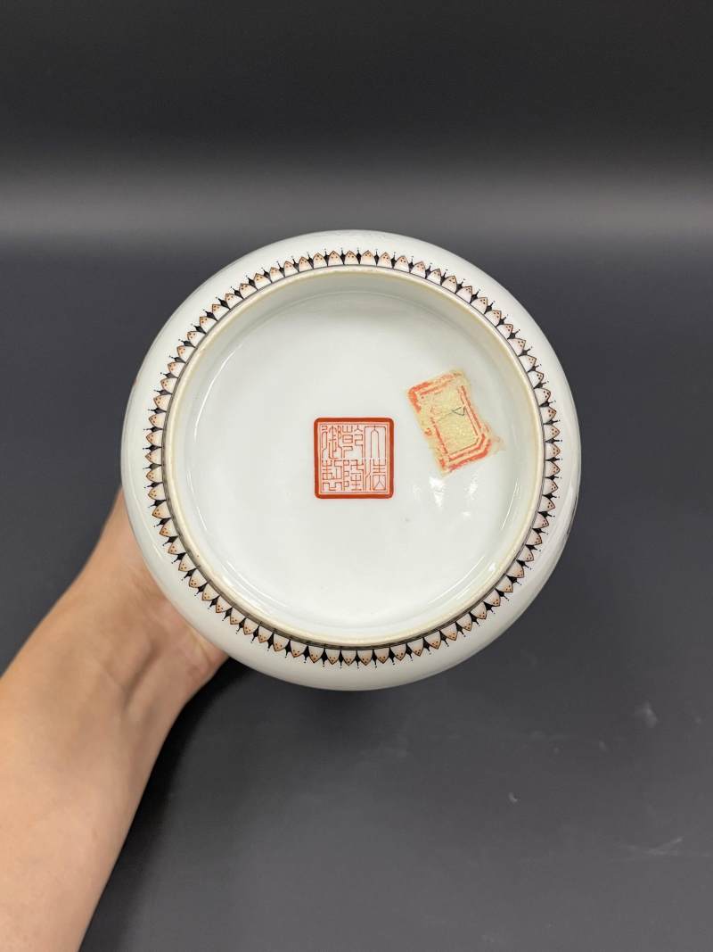 民国 周湘甫风格矾红墨彩罗汉图灯笼瓶一对 - 图9