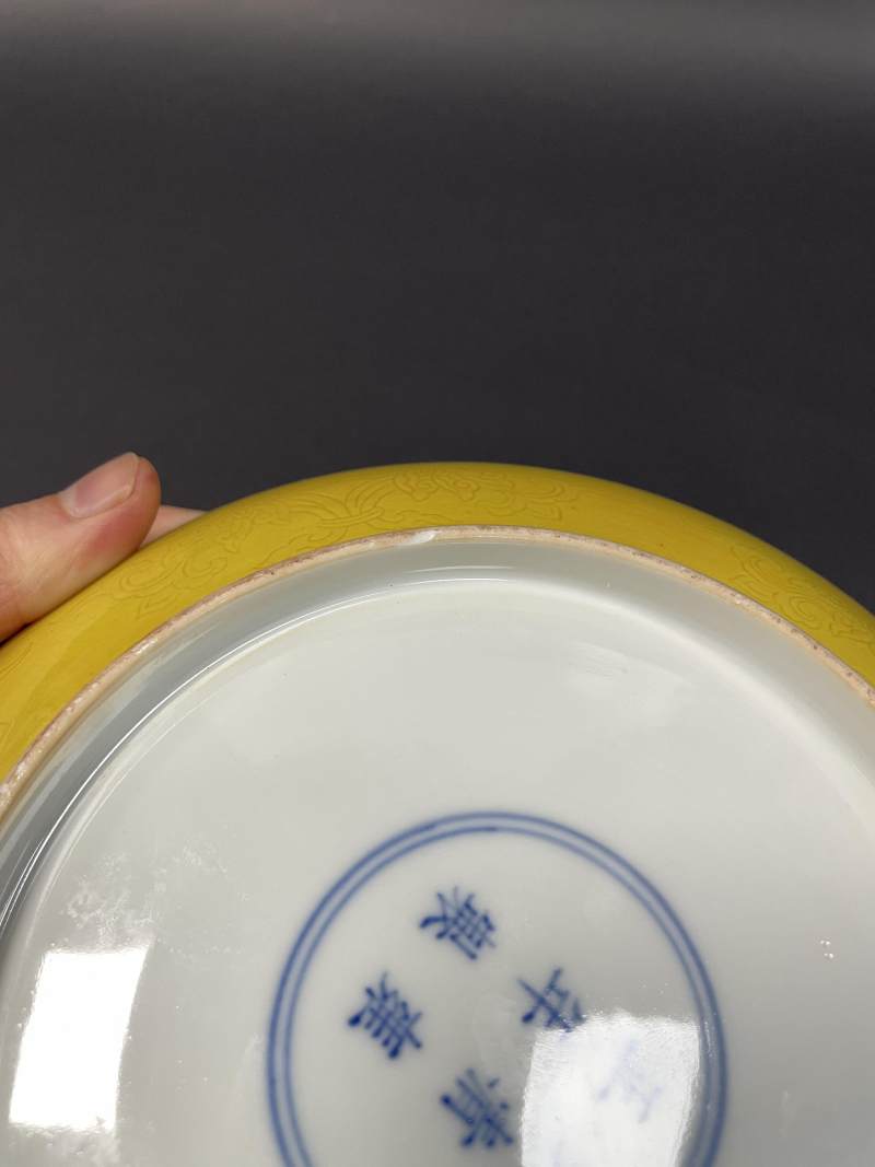 清雍正 黄釉暗刻并蒂莲纹盘 - 图11