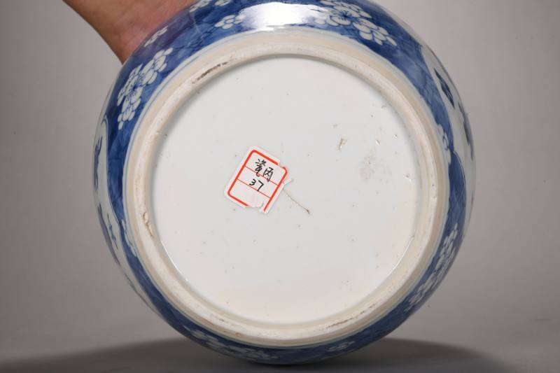 清康熙、清雍正 青花博古图罐、蓝料彩花卉纹太白罐各一件 - 图4