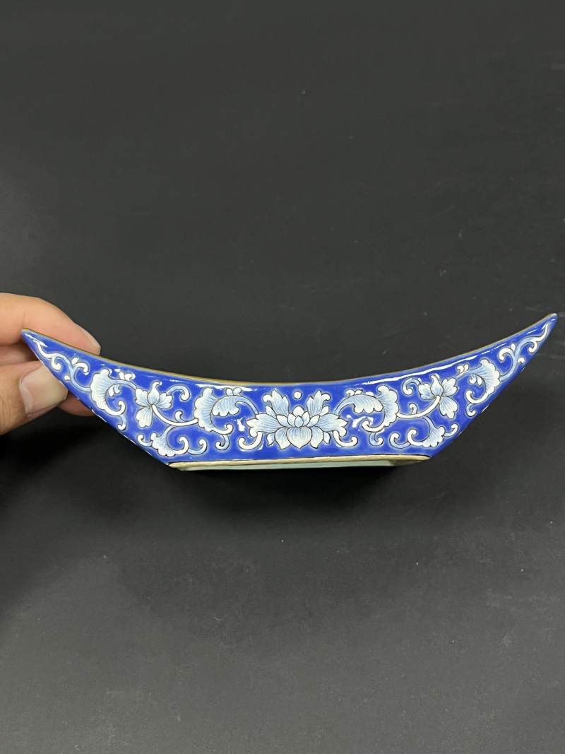 清嘉庆 蓝地洋彩缠枝莲纹茶船八只 - 图29