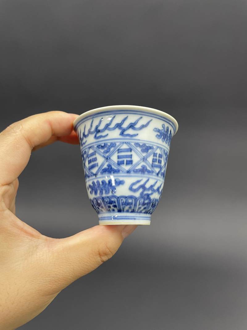 清康熙 仿嘉靖青花八卦纹铃铛杯 - 图5