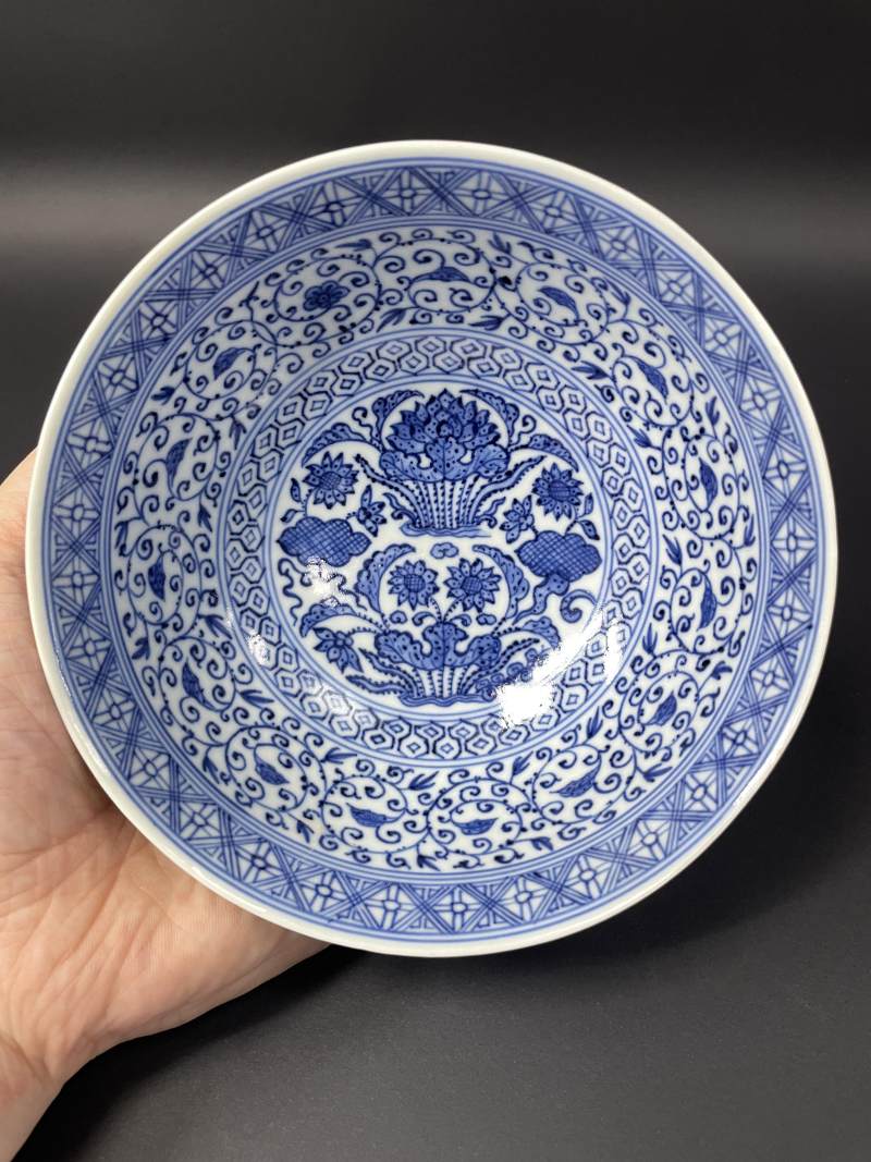 清嘉庆 仿明青花内荷塘图外缠枝苜蓿花卉纹碗 - 图6