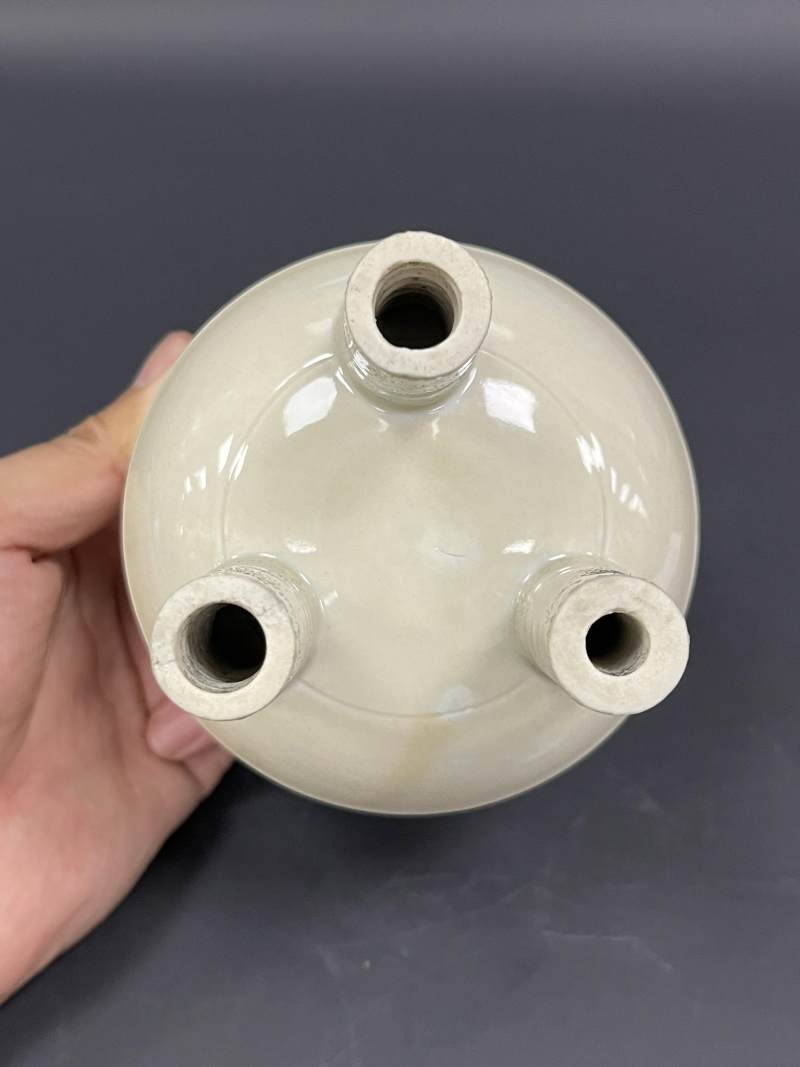 清早期 德化窑白釉螭龙回纹鼎式炉 - 图6