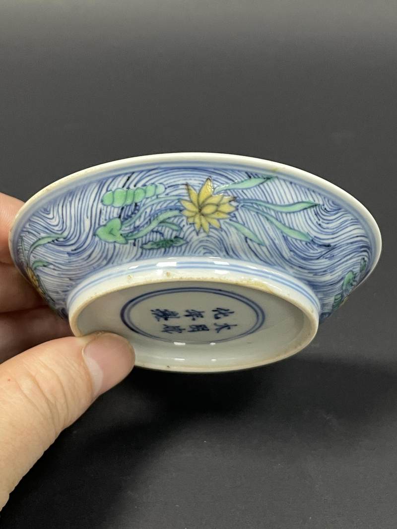 明万历 仿成化斗彩荷塘图小盘 - 图7