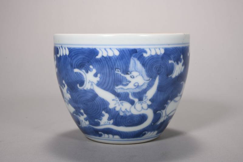 明末清初 青花留白海兽纹小案缸 - 图2