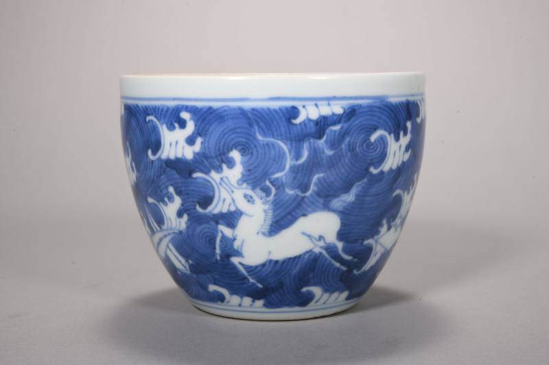 明末清初 青花留白海兽纹小案缸 - 图3