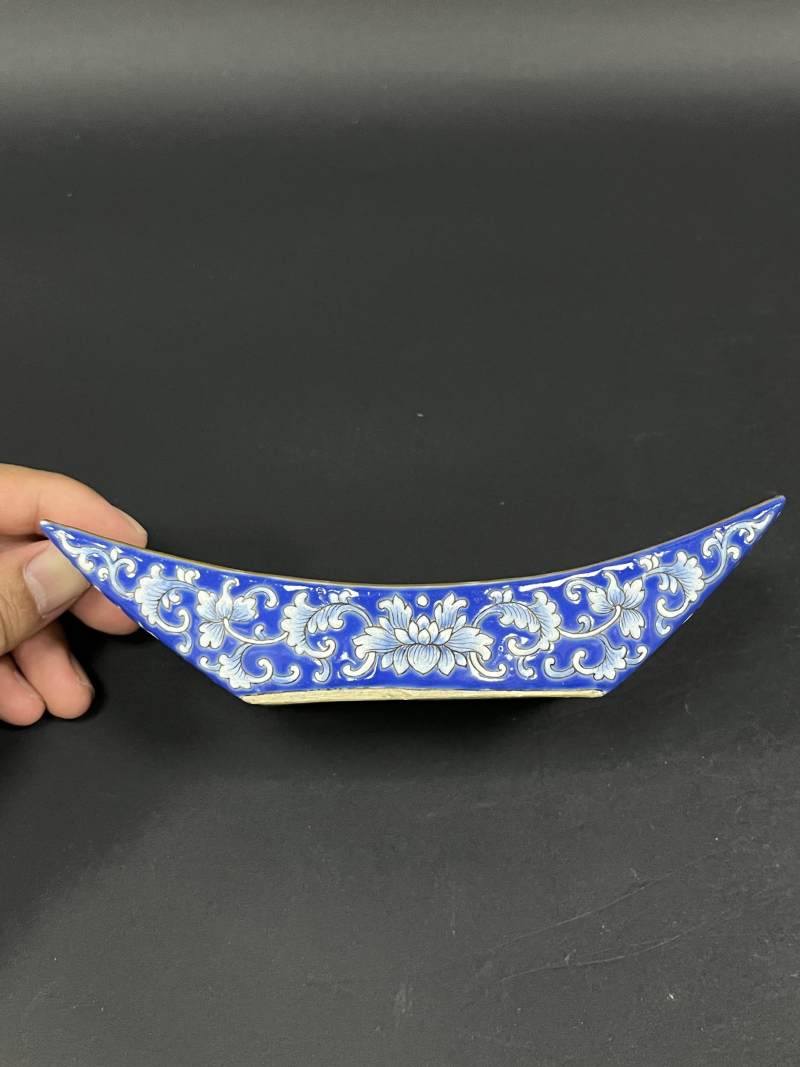 清嘉庆 蓝地洋彩缠枝莲纹茶船八只 - 图5
