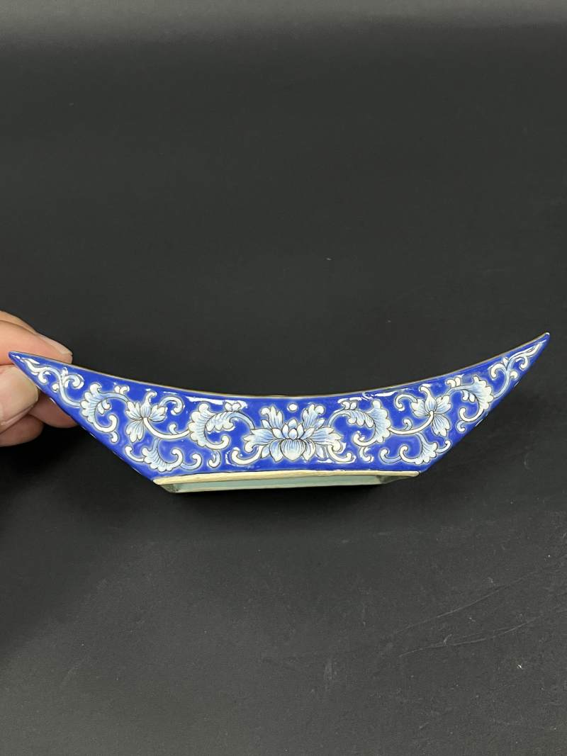 清嘉庆 蓝地洋彩缠枝莲纹茶船八只 - 图7