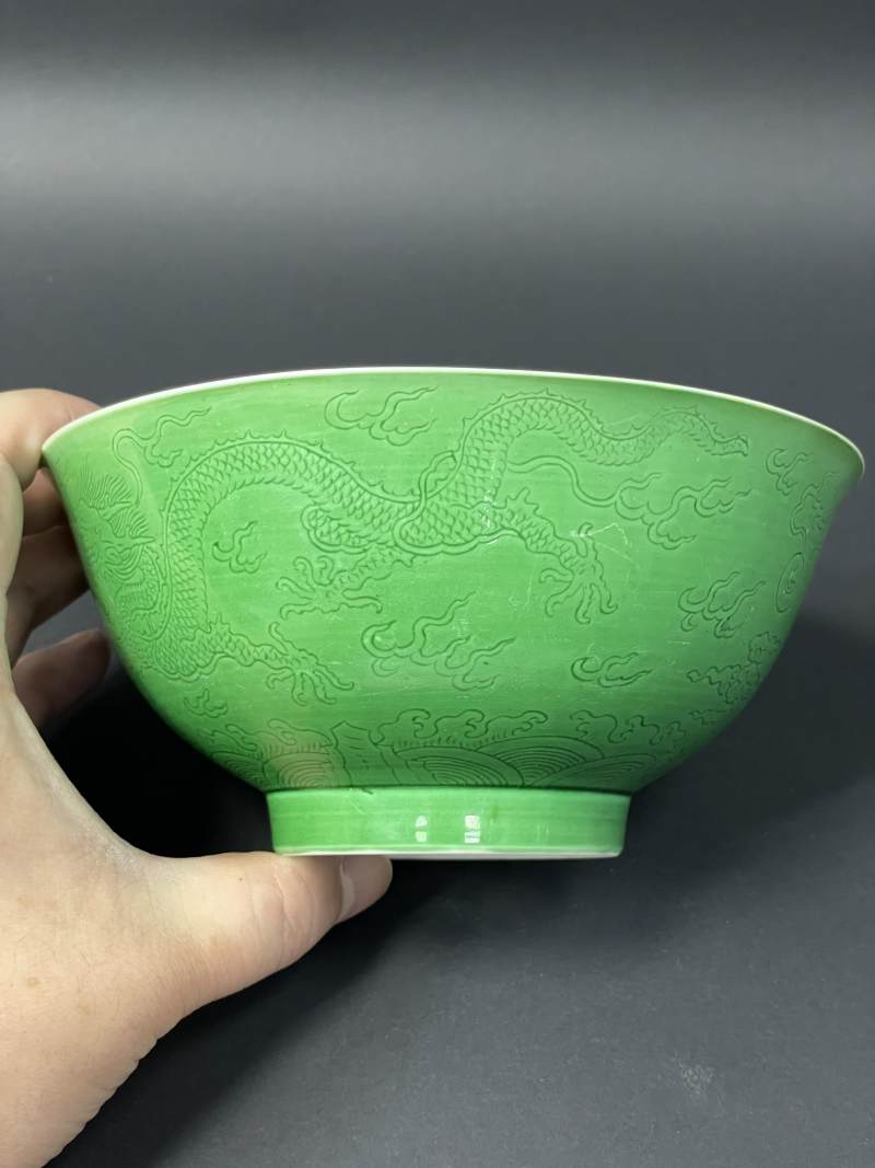 清乾隆 瓜皮绿釉暗刻云龙纹碗 - 图3