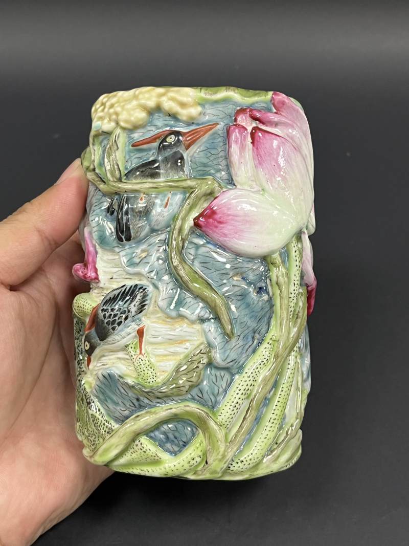 清乾隆 粉彩雕瓷荷塘清趣图笔筒 - 图2