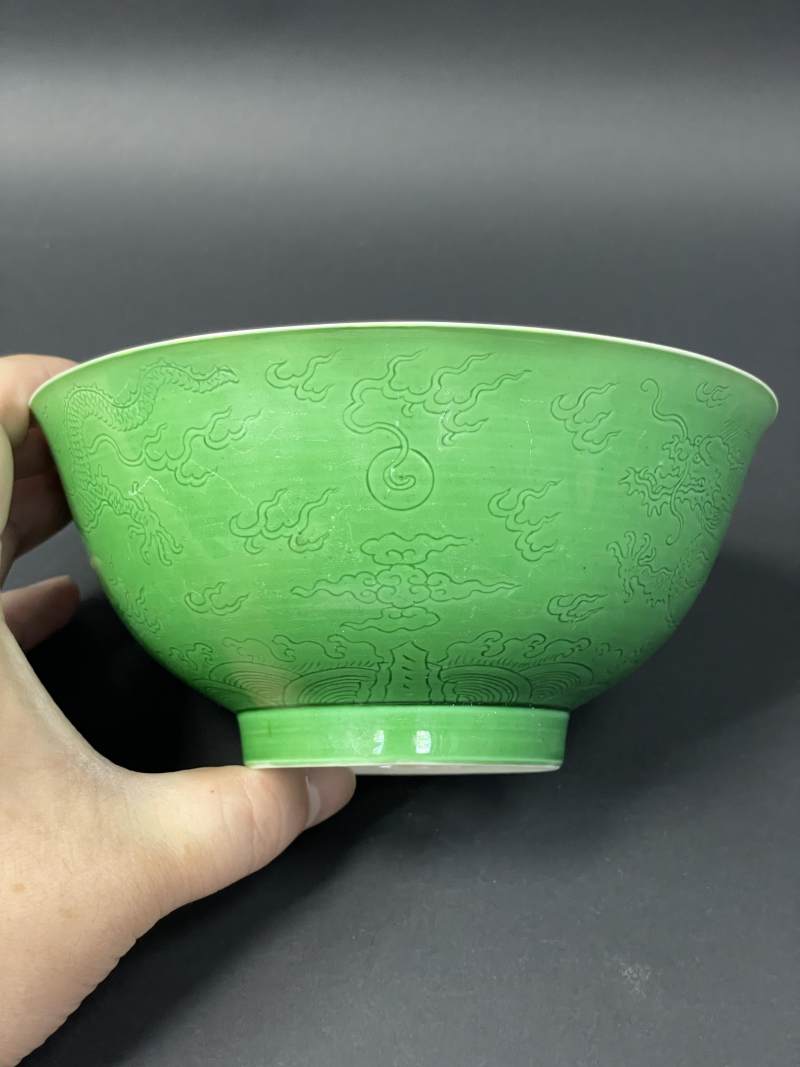 清乾隆 瓜皮绿釉暗刻云龙纹碗 - 图4