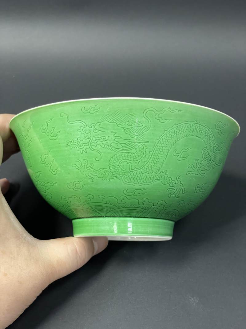 清乾隆 瓜皮绿釉暗刻云龙纹碗 - 图5