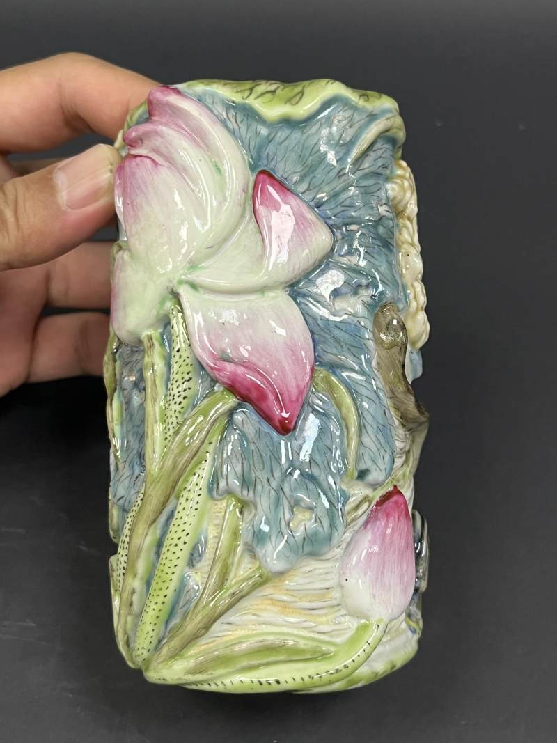 清乾隆 粉彩雕瓷荷塘清趣图笔筒 - 图3