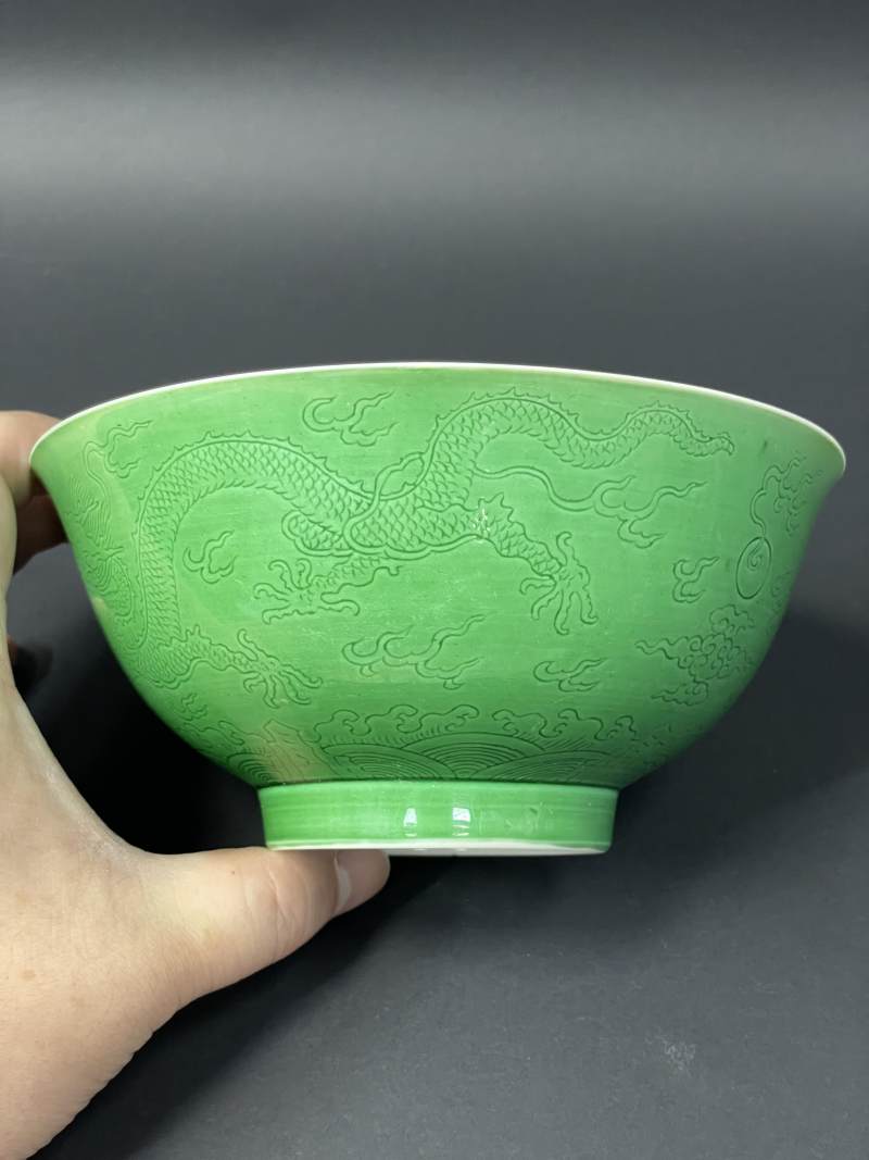 清乾隆 瓜皮绿釉暗刻云龙纹碗 - 图6