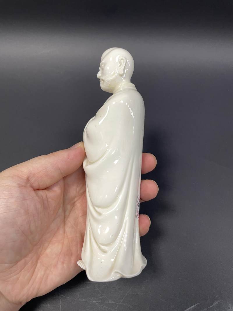 清早期 德化窑白釉持卷观音像、罗汉像各一尊 - 图5