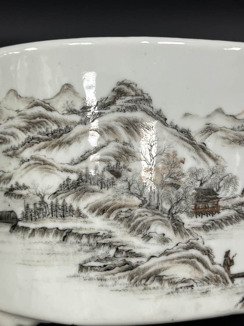 民国 矾红墨彩山水人物纹椭圆花盆一对 - 图24