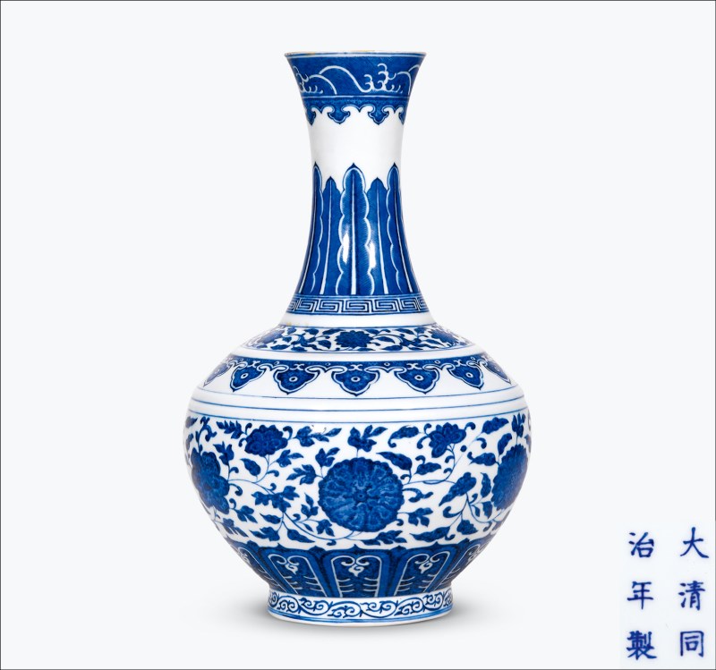 清同治 青花缠枝莲纹赏瓶