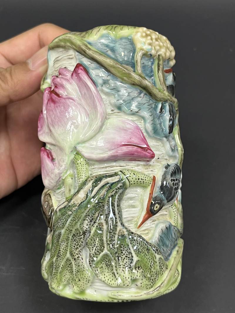 清乾隆 粉彩雕瓷荷塘清趣图笔筒 - 图5