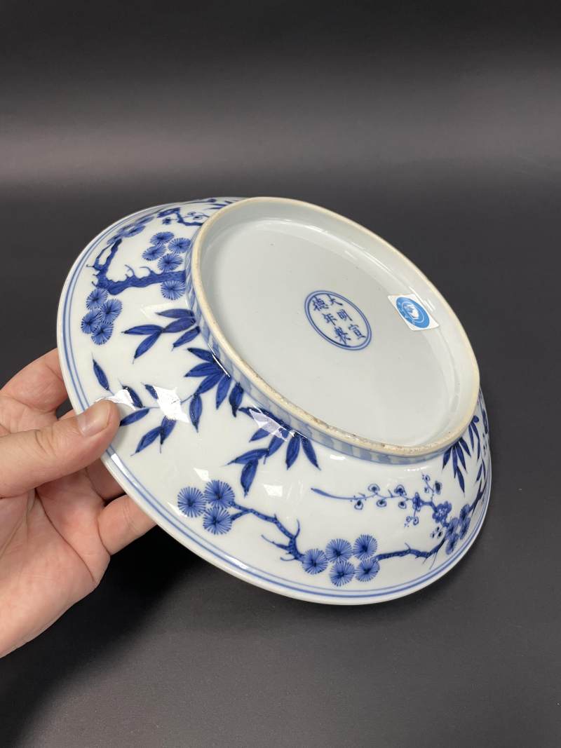 清康熙 仿宣德青花缠枝灵芝开光岁寒三友图大盘 - 图12