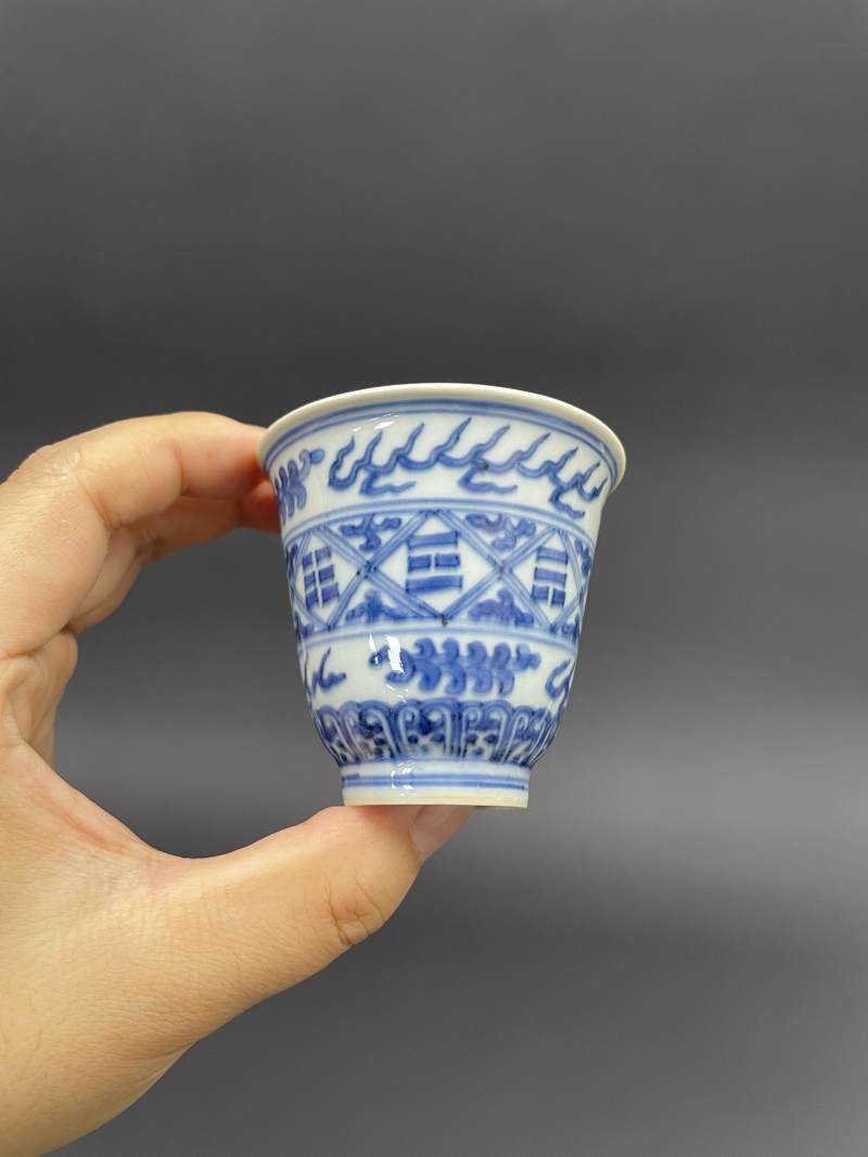 清康熙 仿嘉靖青花八卦纹铃铛杯 - 图6
