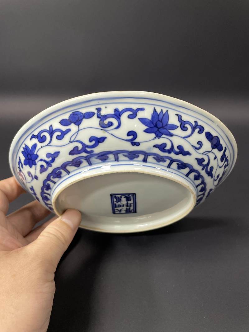 明万历 青花内岁寒三友图外缠枝莲纹盘 - 图6