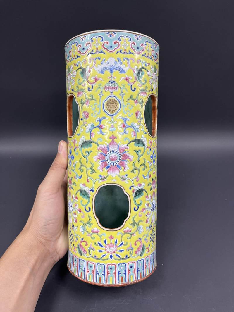 清道光 黄地洋彩缠枝莲福寿绵长图帽筒一对 - 图6