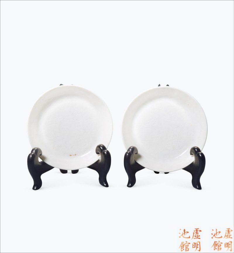 清乾隆 浆胎仿定釉暗刻狮球图小盘一对 - 图1