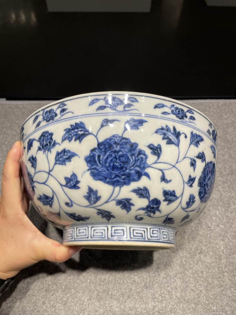 明宣德 青花内折枝花果纹外缠枝花卉纹大碗 - 图2