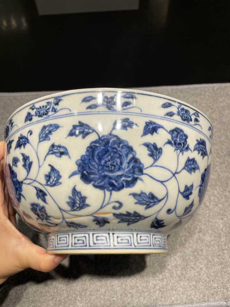 明宣德 青花内折枝花果纹外缠枝花卉纹大碗 - 图3