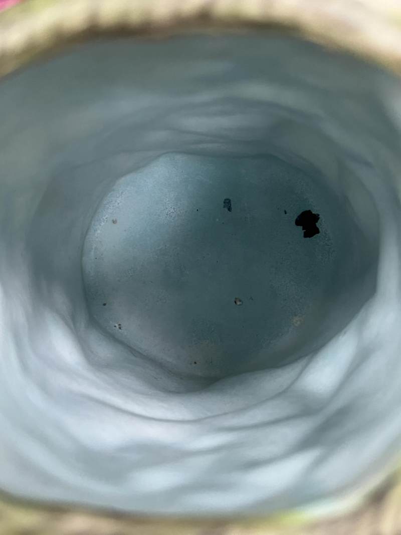清乾隆 粉彩雕瓷荷塘清趣图笔筒 - 图7