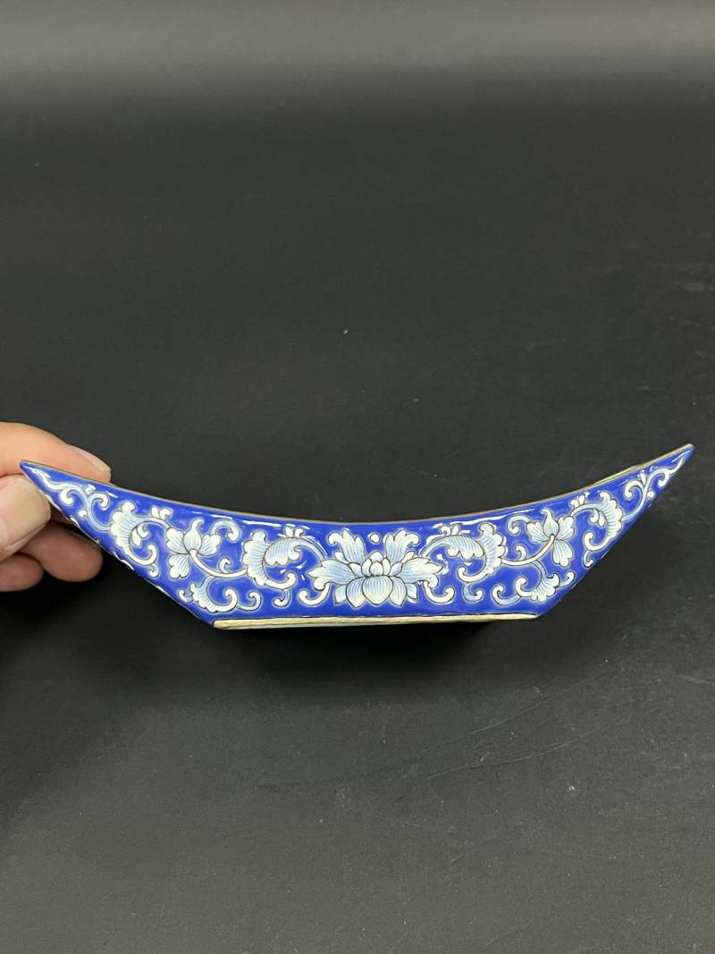 清嘉庆 蓝地洋彩缠枝莲纹茶船八只 - 图12