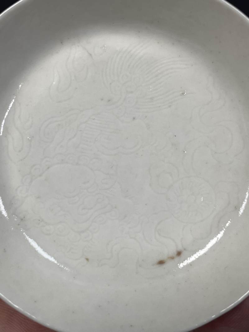 清乾隆 浆胎仿定釉暗刻狮球图小盘一对 - 图3