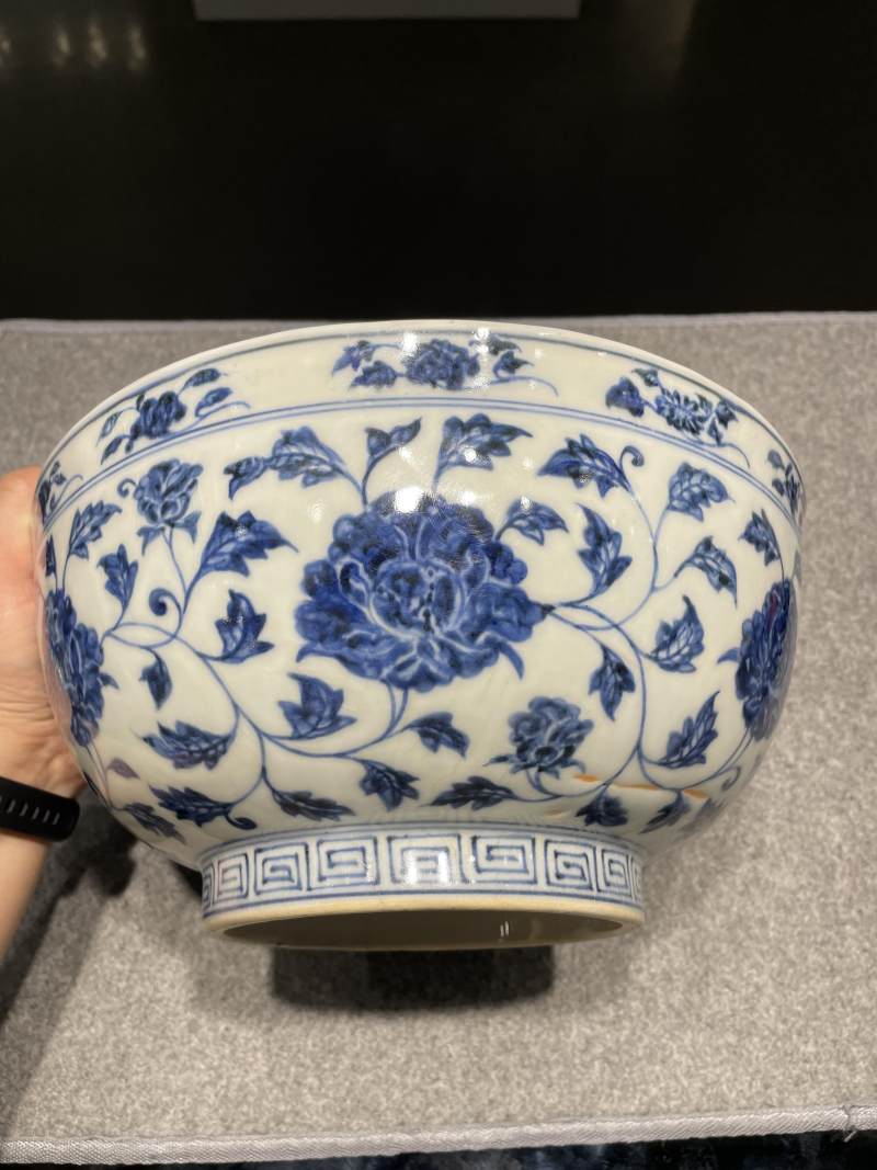 明宣德 青花内折枝花果纹外缠枝花卉纹大碗 - 图4