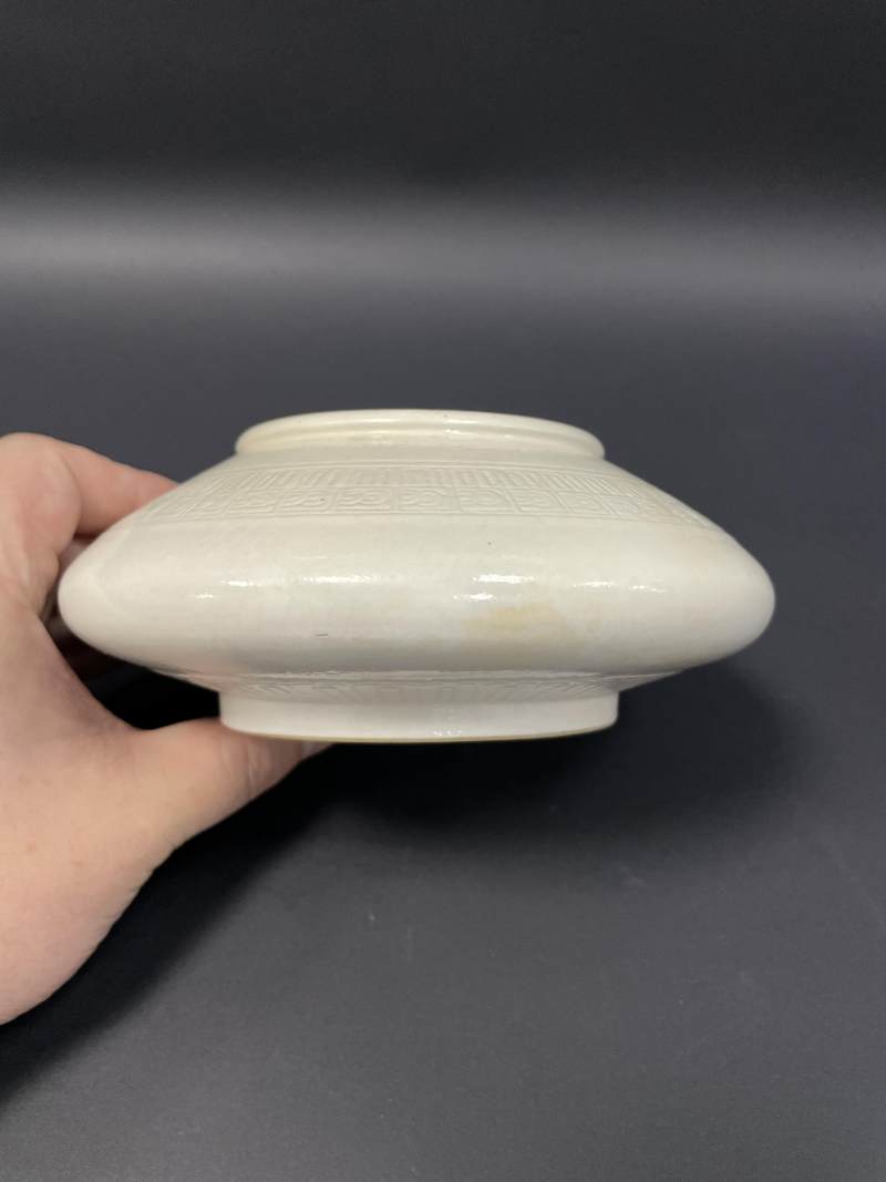 清康熙 浆胎仿定釉暗刻云雷纹花囊 - 图3