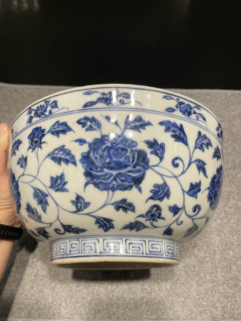 明宣德 青花内折枝花果纹外缠枝花卉纹大碗 - 图6