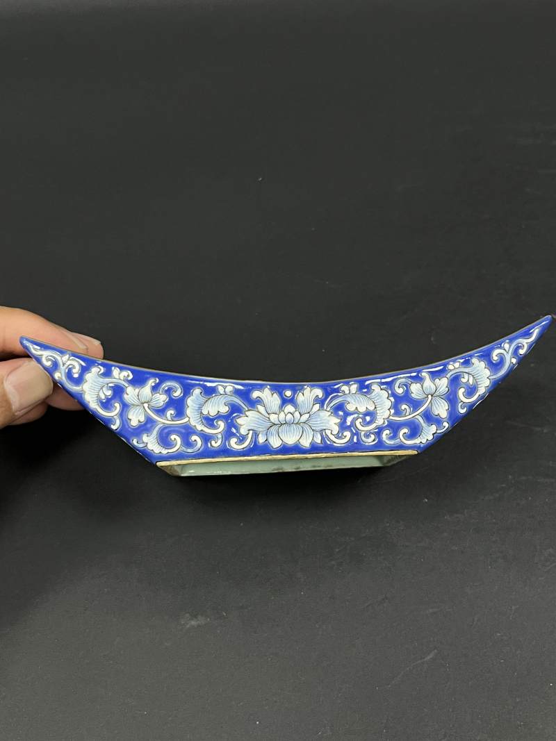 清嘉庆 蓝地洋彩缠枝莲纹茶船八只 - 图14
