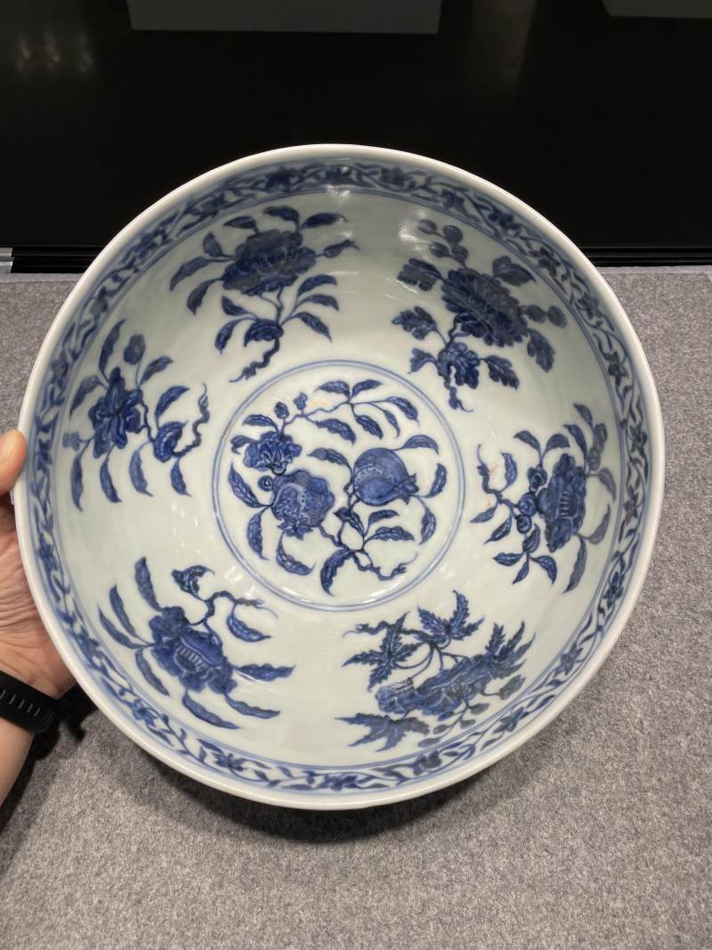 明宣德 青花内折枝花果纹外缠枝花卉纹大碗 - 图8