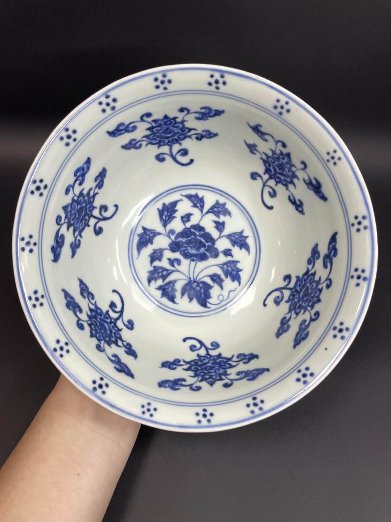 明宣德 青花缠枝花卉纹大碗 - 图7