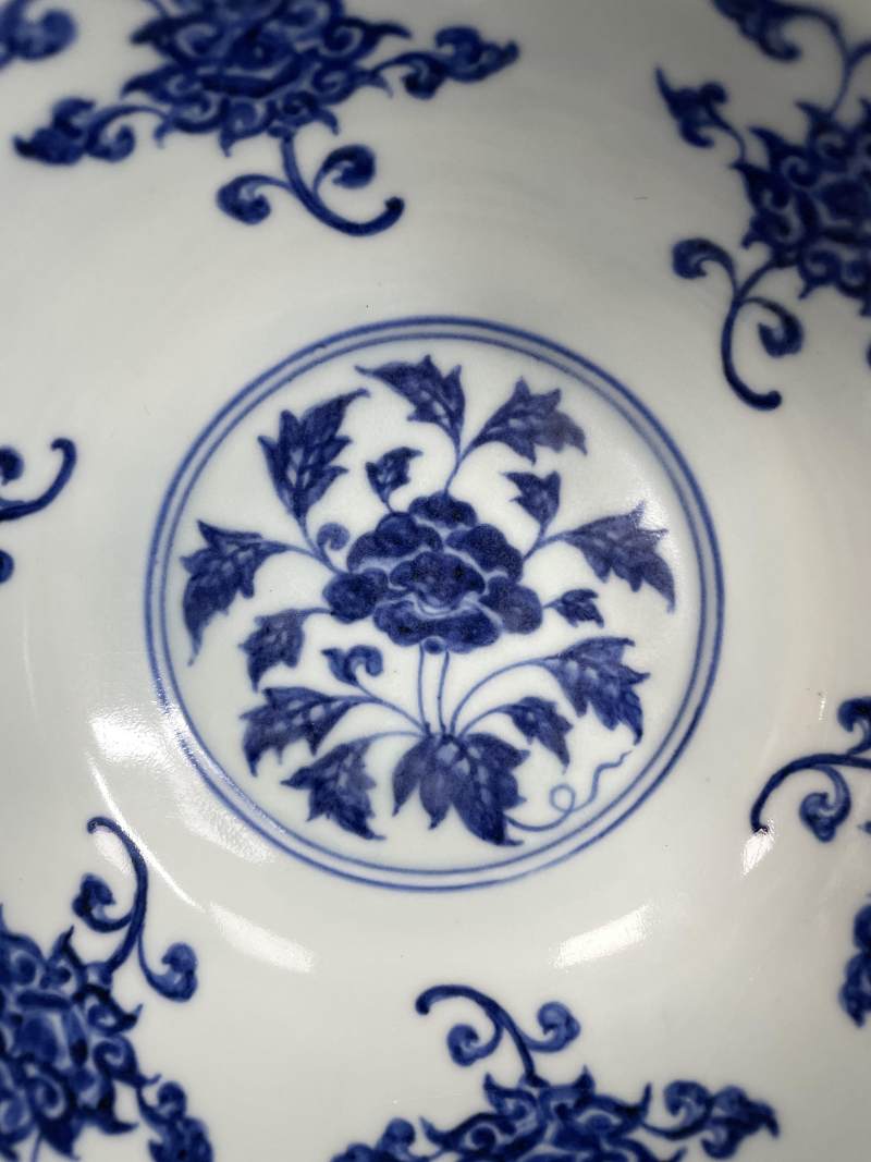 明宣德 青花缠枝花卉纹大碗 - 图8