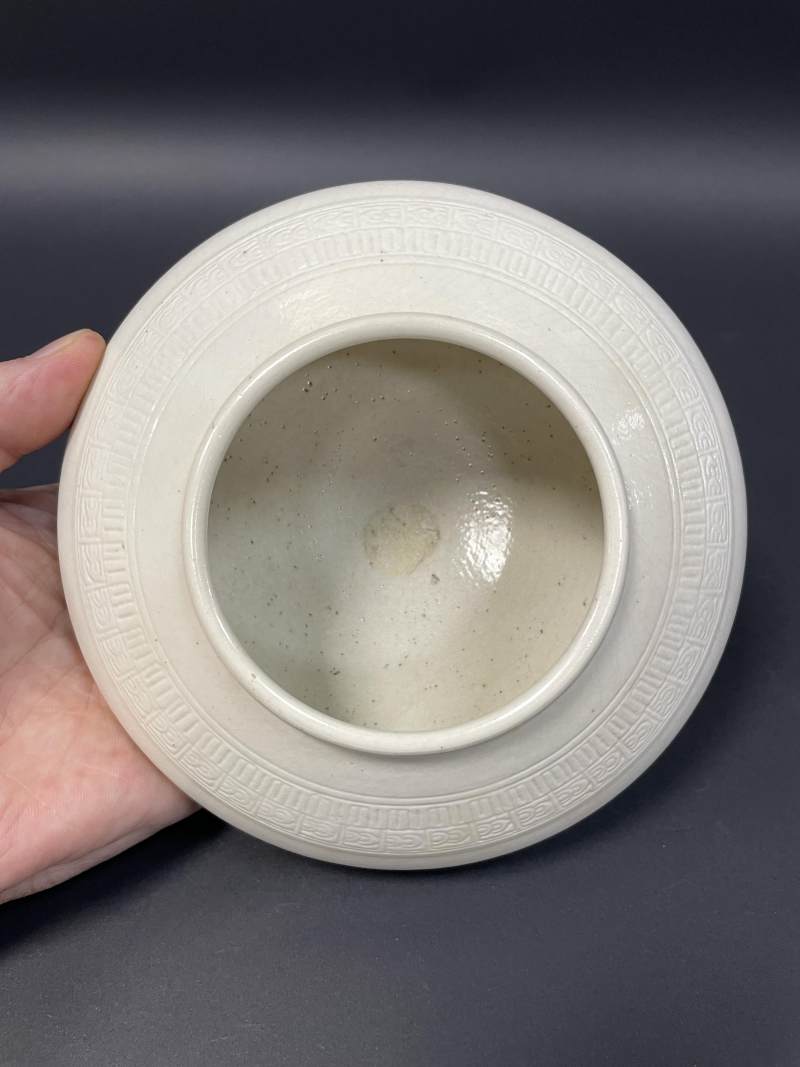 清康熙 浆胎仿定釉暗刻云雷纹花囊 - 图5