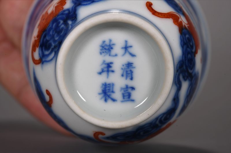 清 青花矾红云蝠纹杯一对 - 图3