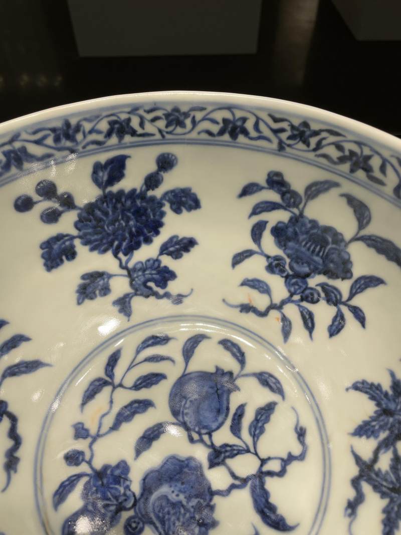 明宣德 青花内折枝花果纹外缠枝花卉纹大碗 - 图10