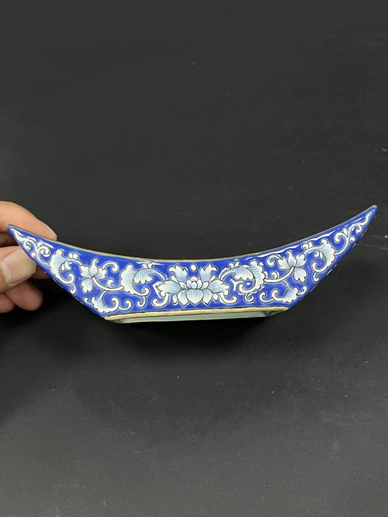 清嘉庆 蓝地洋彩缠枝莲纹茶船八只 - 图31