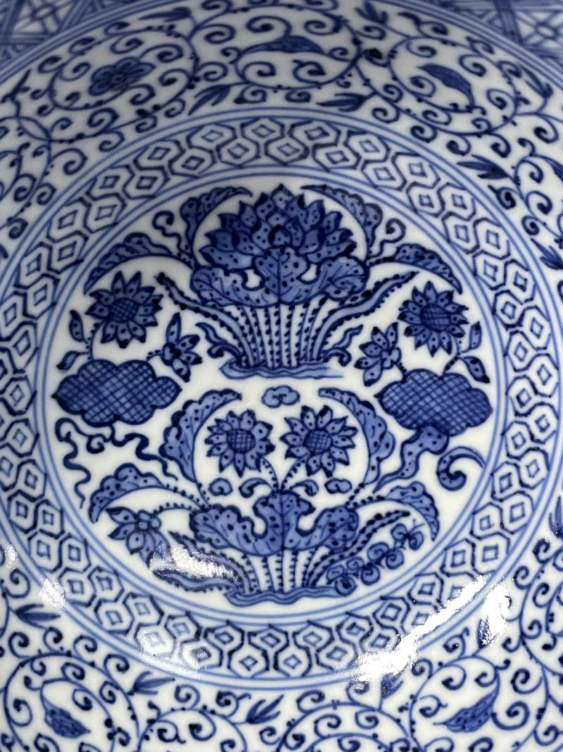 清嘉庆 仿明青花内荷塘图外缠枝苜蓿花卉纹碗 - 图7